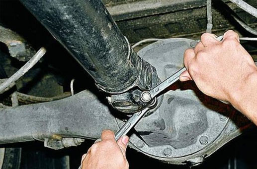 Снятие и установка карданного вала